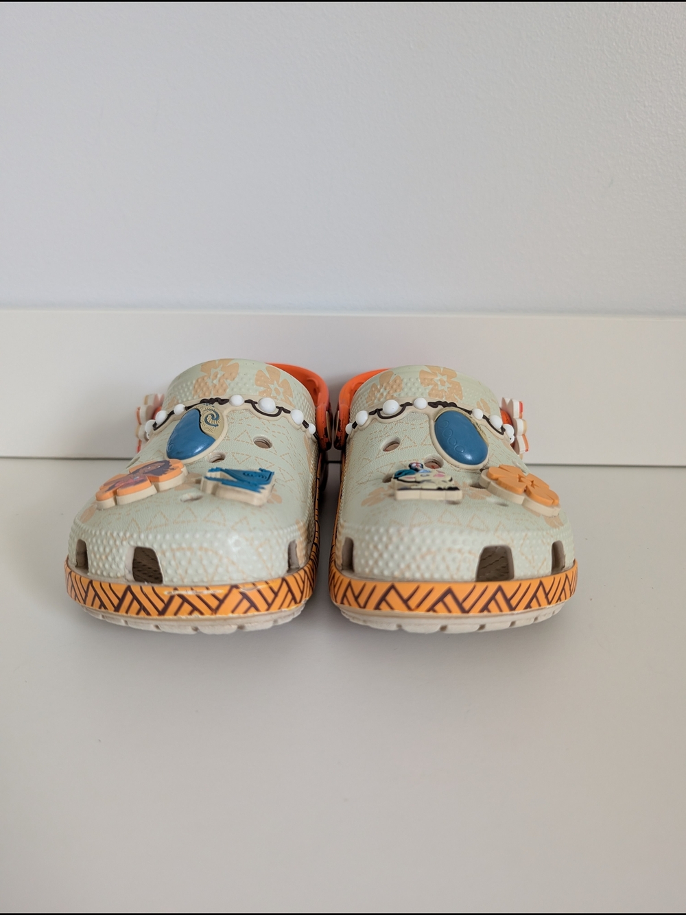 Disney Moana Kids Crocs Cream & Orange with Jibbet Charms Size 13 - Picture 2 of 8